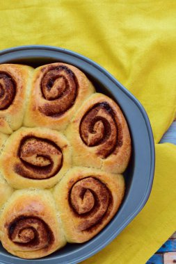 Baharatlı ve kakaolu taze tarçınlı çörekler. Ev yapımı tatlı Noel pastası