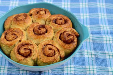 Baharatlı ve kakaolu taze tarçınlı çörekler. Ev yapımı tatlı Noel pastası