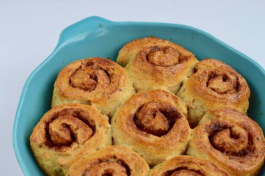 Baharatlı ve kakaolu taze tarçınlı çörekler. Ev yapımı tatlı Noel pastası