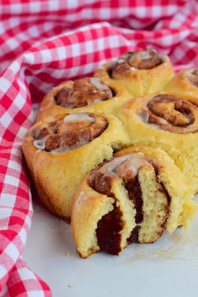 Freshly Baked Cinnamon Buns Spices Cocoa Filling Sweet Homemade Pastry — ストック写真