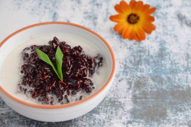 Bubur Ketan Hitam, Endonezya tatlısı. Hindistan cevizi sütü, palmiye şekeri ve pandan yaprağı ile siyah glutinous pirinç lapası..