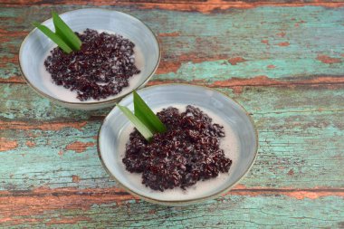 Bubur Ketan Hitam, Endonezya tatlısı. Hindistan cevizi sütü, palmiye şekeri ve pandan yaprağı ile siyah glutinous pirinç lapası..