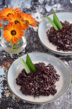 Bubur Ketan Hitam, Endonezya tatlısı. Hindistan cevizi sütü, palmiye şekeri ve pandan yaprağı ile siyah glutinous pirinç lapası..