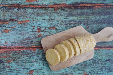 Dilimlenmiş tempeh veya tahtanın üzerinde mayalanmış soya fasulyesi.
