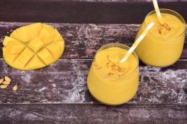Mango Lassi, Hindistan 'ın popüler yaz içeceği. Bardakta safranla servis ediliyor.