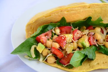 Nohut, domates, avokado, ıspanak, soğan, fasulye filizi ve susam tohumlu vejetaryen paketleri.