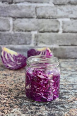 Kesme tahtasında doğranmış kırmızı lahana