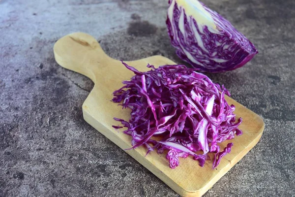 Shredded Red Cabbage Cutting Board — Fotografia de Stock