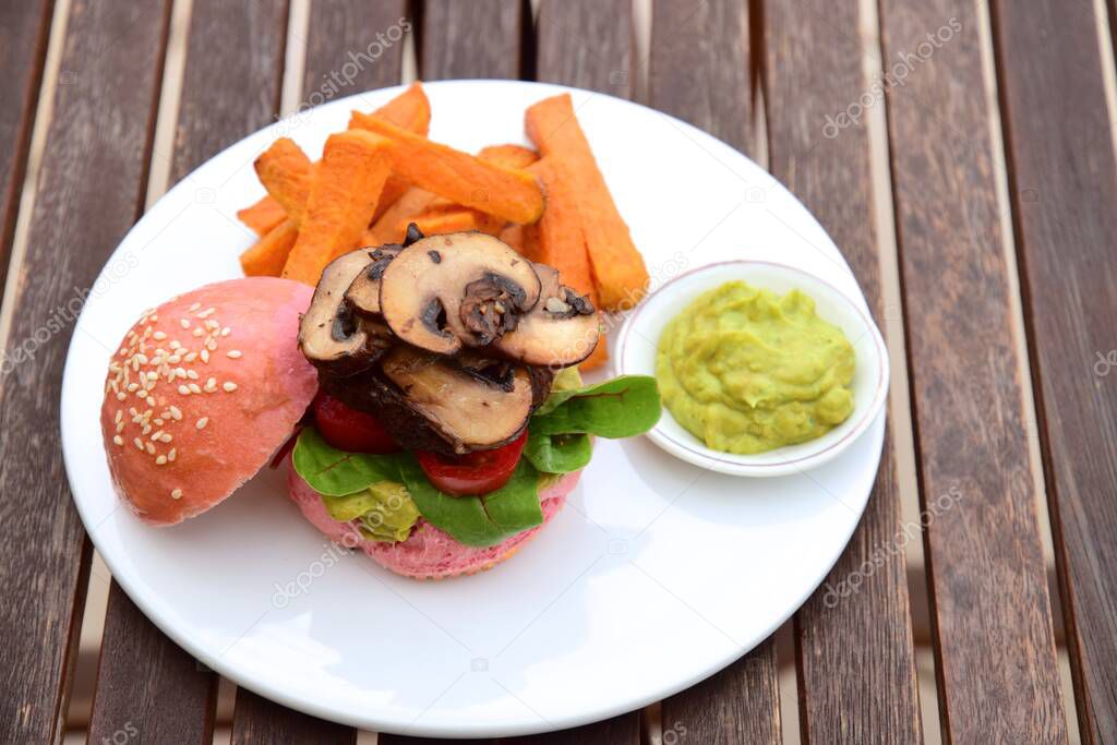 Beetroot burgers with lentil patty, mushrooms, tomato, spinach and guacamole