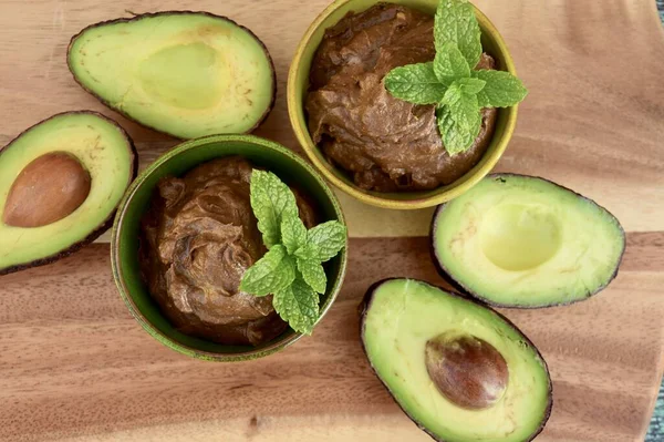 Nane yaprağıyla vegan avokado çikolatalı mus.