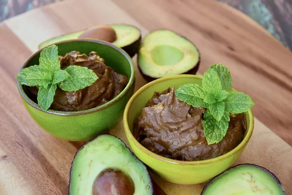 Nane yaprağıyla vegan avokado çikolatalı mus.