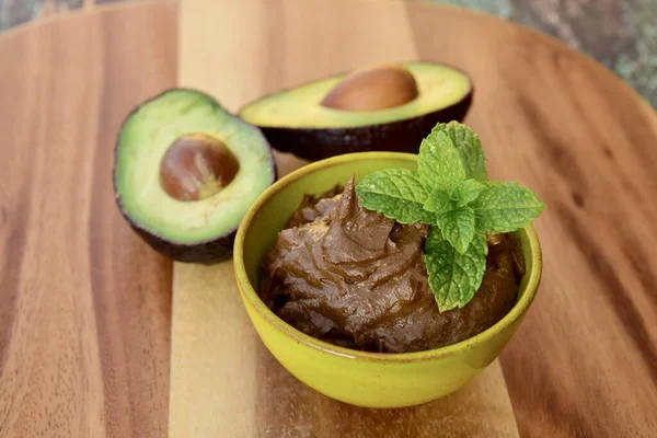 Nane yaprağıyla vegan avokado çikolatalı mus.