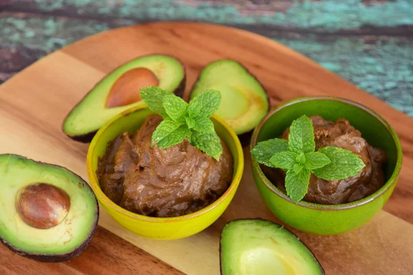 Nane yaprağıyla vegan avokado çikolatalı mus.