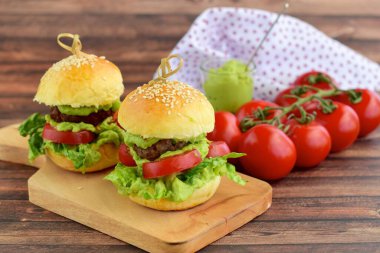 Domates, marul ve avokado soslu mini burger.