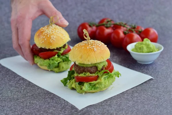 Mini Hambúrguer Com Tomate Alface Molho Abacate — Fotografia de Stock