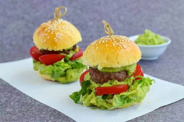 Mini Hambúrguer Com Tomate Alface Molho Abacate — Fotografia de Stock