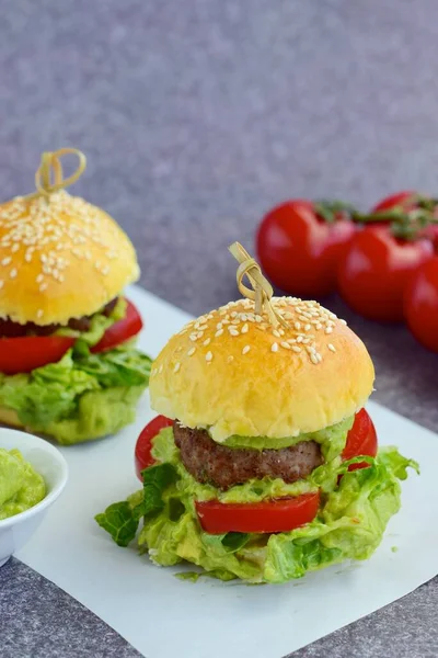 Mini Burger Pomidorem Sałatą Sosem Awokado — Zdjęcie stockowe