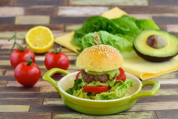 Mini Hambúrguer Com Tomate Alface Molho Abacate — Fotografia de Stock