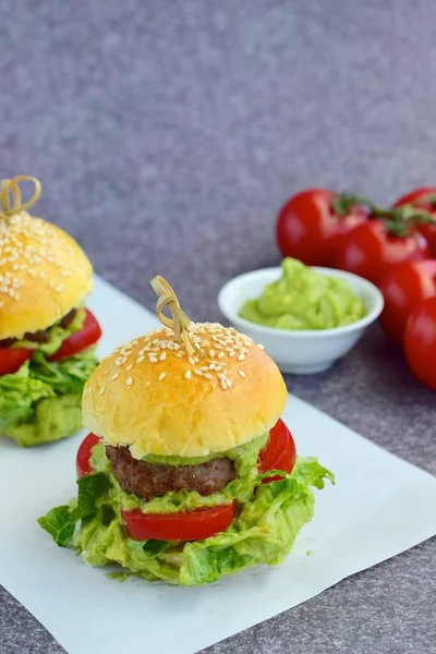 Mini Burger Pomidorem Sałatą Sosem Awokado — Zdjęcie stockowe