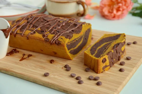 Тыквенный Шоколадный Хлеб Шоколадной Крошкой Деревянной Доске Подается Горячим Шоколадом — стоковое фото