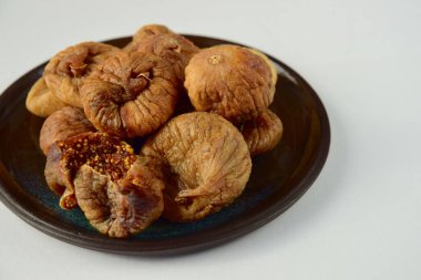 Tabakta kurutulmuş incir meyvesi. Beyaz arkaplan