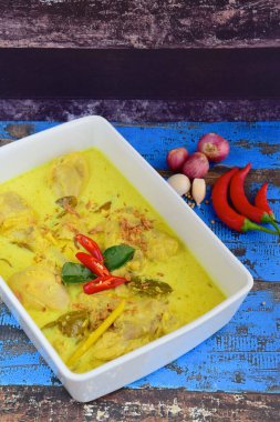 Opor ayam, hindistan cevizi sütü ve baharatıyla pişirilmiş tavuk, Endonezya 'nın merkezinden geliyor. Lebaran veya Ramazan Bayramı için popüler yemek