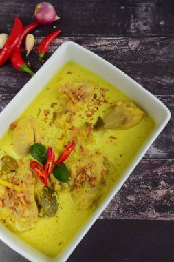 Opor ayam, hindistan cevizi sütü ve baharatıyla pişirilmiş tavuk, Endonezya 'nın merkezinden geliyor. Lebaran veya Ramazan Bayramı için popüler yemek