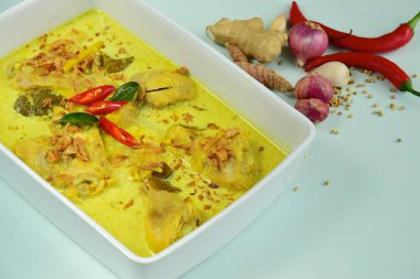Opor ayam, hindistan cevizi sütü ve baharatıyla pişirilmiş tavuk, Endonezya 'nın merkezinden geliyor. Lebaran veya Ramazan Bayramı için popüler yemek