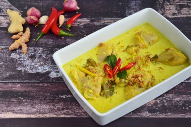 Opor ayam, hindistan cevizi sütü ve baharatıyla pişirilmiş tavuk, Endonezya 'nın merkezinden geliyor. Lebaran veya Ramazan Bayramı için popüler yemek