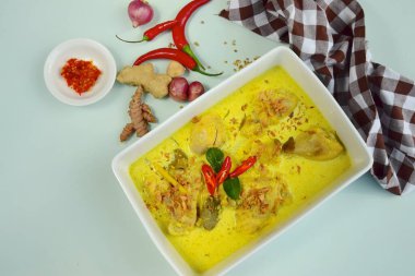 Opor ayam, hindistan cevizi sütü ve baharatıyla pişirilmiş tavuk, Endonezya 'nın merkezinden geliyor. Lebaran veya Ramazan Bayramı için popüler yemek