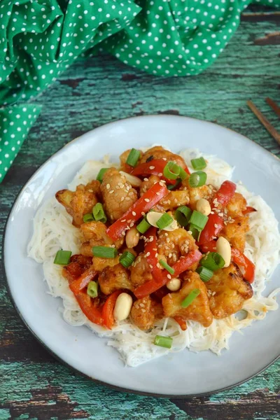 Cauliflower Kung Pao Rice Noodles Garnish Peanuts Scallions Sesame Seeds — Stock Photo, Image