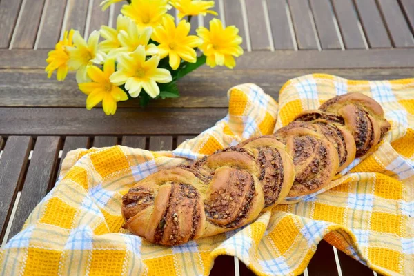 Pão Trançado Caseiro Com Recheio Avelã Chocolate — Fotografia de Stock