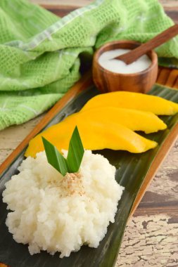 Mango pilavı. Tayland mutfağı, geleneksel Tayland tatlıları.
