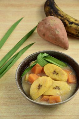 Endonezya Tatlısı, Kolak Pisang Ubi, muz ve tatlı patates püresi. Hindistan cevizi sütü, palmiye şekeri ve pandanus yapraklarıyla pişirilmiş muz. Ramadhan sırasında çok popüler..