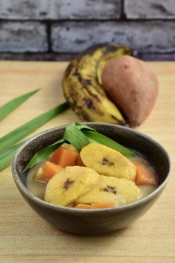 Endonezya Tatlısı, Kolak Pisang Ubi, muz ve tatlı patates püresi. Hindistan cevizi sütü, palmiye şekeri ve pandanus yapraklarıyla pişirilmiş muz. Ramadhan sırasında çok popüler..