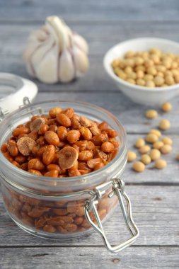 Kızarmış sarımsaklı fasulye. Vejetaryen atıştırması