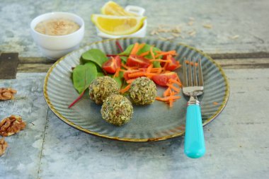 Salata ve tahini soslu falafel köftesi. 