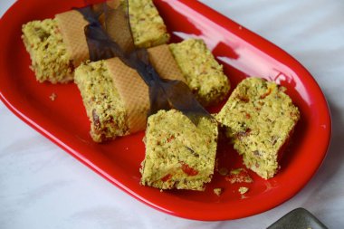 Yulaf, kibrit tozu, kibrit tozu, akçaağaç şurubu, goji üzümü, kabak tohumu, ayçekirdeği, hurma, Brezilya fındığı ve susam tohumundan yapılmış yeşil çay barları.