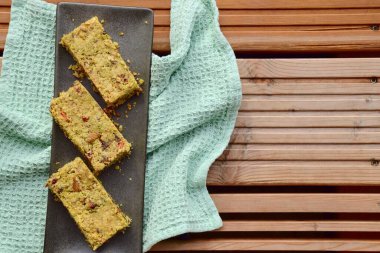 Yulaf, kibrit tozu, kibrit tozu, akçaağaç şurubu, goji üzümü, kabak tohumu, ayçekirdeği, hurma, Brezilya fındığı ve susam tohumundan yapılmış yeşil çay barları.