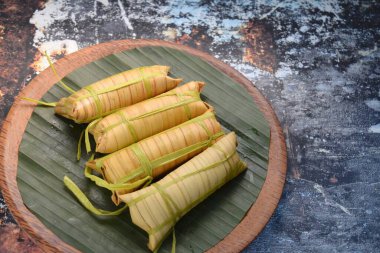 Lepet, Java mutfağı, Endonezya tatlıları. Hindistan cevizi yaprağına sarılmış hindistan cevizi sütüyle pişirilmiş siyah fasulyeli pirinç köftesi.