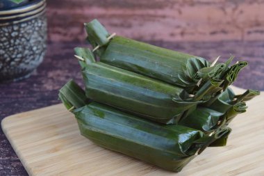 Lemper Ayam, muz yaprağına sarılmış baharatlı tavukla dolu glutinous pirinçten yapılmış Endonezya yemeği.