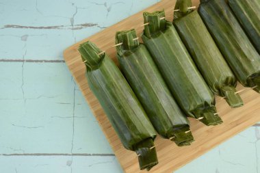 Lemper Ayam, muz yaprağına sarılmış baharatlı tavukla dolu glutinous pirinçten yapılmış Endonezya yemeği.