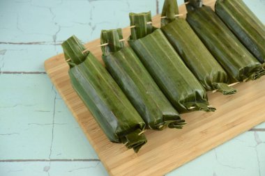Lemper Ayam, muz yaprağına sarılmış baharatlı tavukla dolu glutinous pirinçten yapılmış Endonezya yemeği.