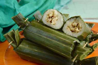 Lemper Ayam, muz yaprağına sarılmış baharatlı tavukla dolu glutinous pirinçten yapılmış Endonezya yemeği.
