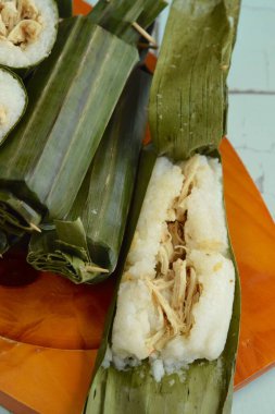 Lemper Ayam, muz yaprağına sarılmış baharatlı tavukla dolu glutinous pirinçten yapılmış Endonezya yemeği.