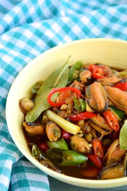 Soya soslu kızarmış midye, limon otu, bayrak yaprağı, zencefil, sarımsak ve kırmızı biber. Endonezya yemeği, Tumis Kerang