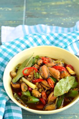 Soya soslu kızarmış midye, limon otu, bayrak yaprağı, zencefil, sarımsak ve kırmızı biber. Endonezya yemeği, Tumis Kerang