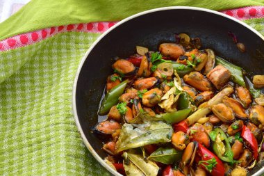 Soya soslu kızarmış midye, limon otu, bayrak yaprağı, zencefil, sarımsak ve kırmızı biber. Endonezya yemeği, Tumis Kerang