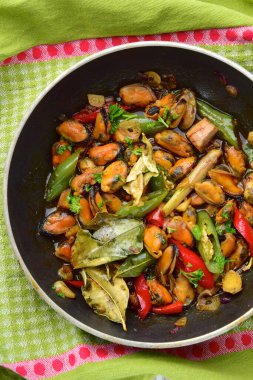 Soya soslu kızarmış midye, limon otu, bayrak yaprağı, zencefil, sarımsak ve kırmızı biber. Endonezya yemeği, Tumis Kerang