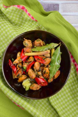 Soya soslu kızarmış midye, limon otu, bayrak yaprağı, zencefil, sarımsak ve kırmızı biber. Endonezya yemeği, Tumis Kerang